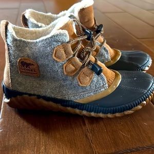 Girls size 4 Sorel boots